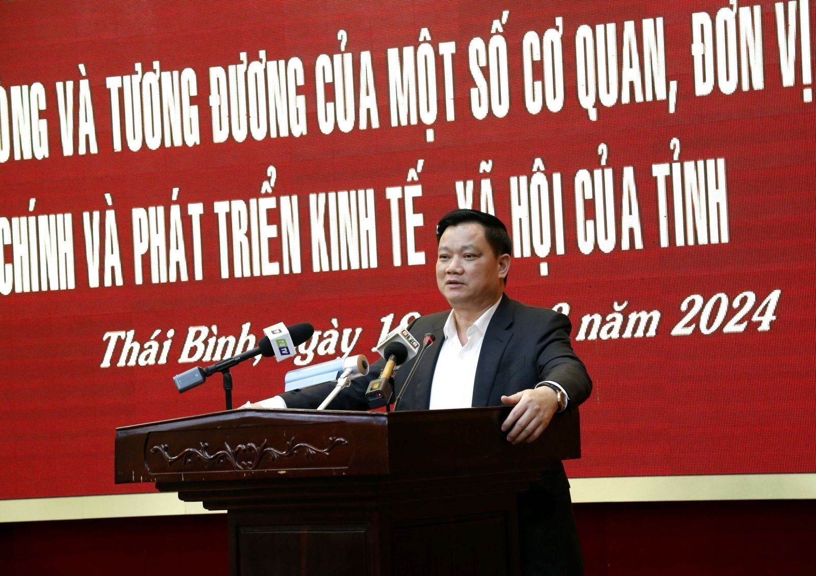   Lãnh đạo UBND tỉnh gặp gỡ, trao đổi với VV88 dự đoán xổ số ba miền siêu chính xác cấp trưởng phòng và tương đương của một số sở, ngành, địa phương về công tác cải cách hành chính và phát triển kinh tế - xã hội