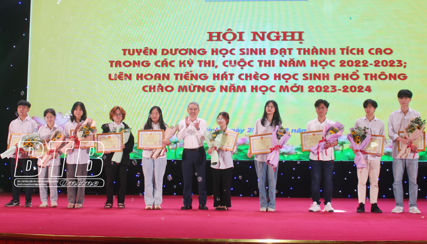   Tuyên dương học sinh đạt thành tích cao trong các kỳ thi, cuộc thi và liên hoan tiếng hát chèo học sinh phổ thông