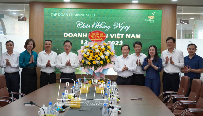   Đồng chí Phó Bí thư thường trực VV88 casino, Chủ tịch HĐND tỉnh thăm, chúc mừng các VV88 it com thể thao, live casino, slot, bắn cá, xổ số nhân kỷ niệm ngày Doanh nhân Việt Nam