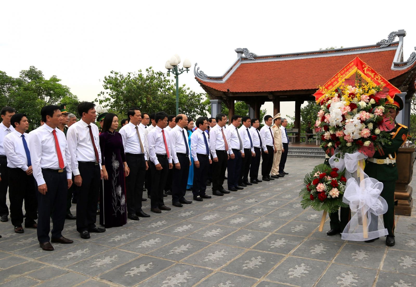   Dâng hương, dâng hoa tưởng niệm Chủ tịch Hồ Chí Minh