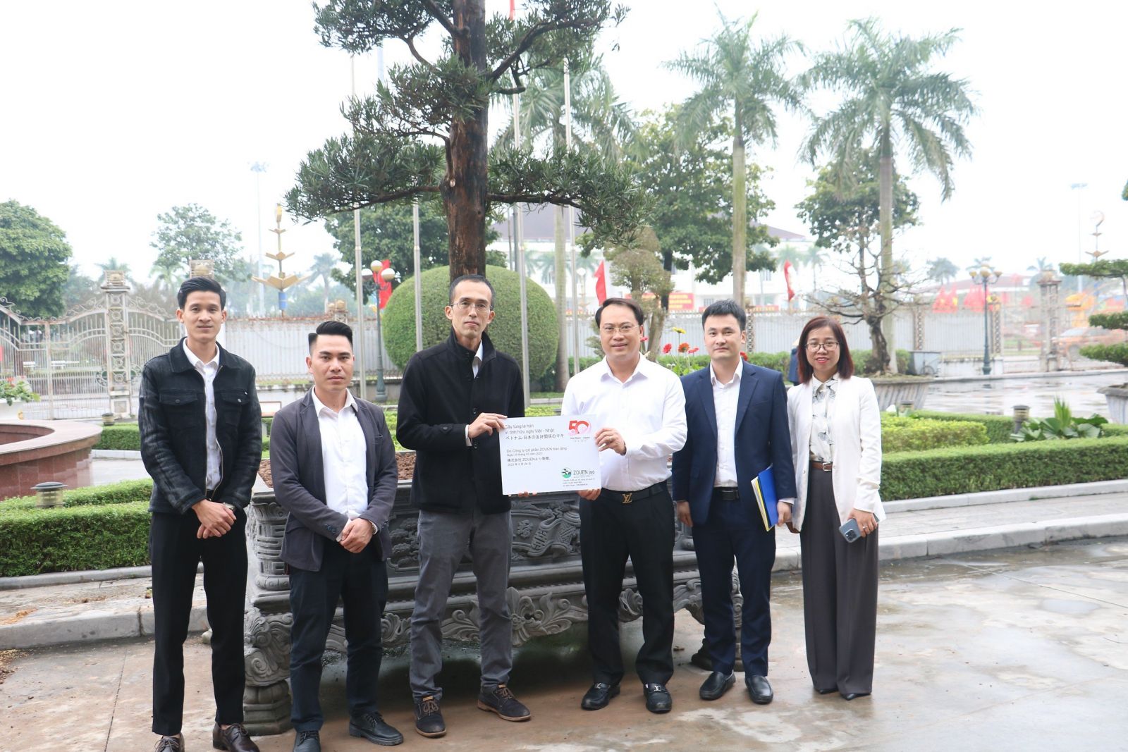   Thái Bình tiếp nhận cây tùng la hán nhân dịp kỷ niệm 50 năm thiết lập quan hệ ngoại giao Việt Nam - Nhật Bản