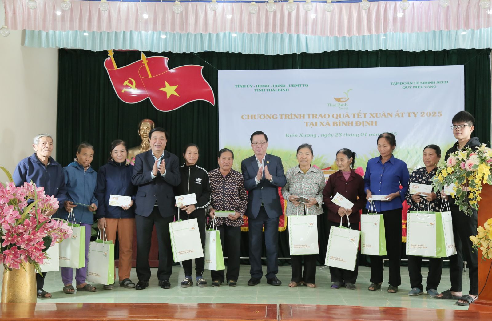   Các đồng chí lãnh đạo tỉnh tặng quà hộ nghèo, cận nghèo tại huyện Kiến Xương và Thái Thụy