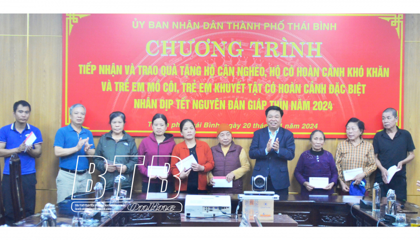   UBND thành phố: Trao 200 suất quà cho hộ cận nghèo