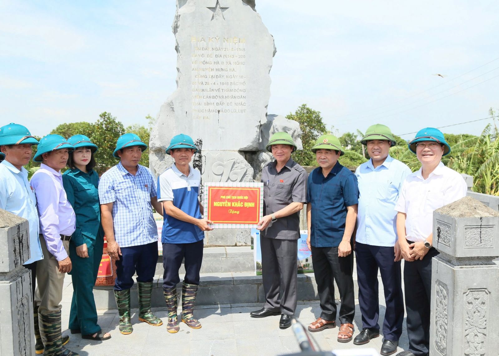   Đồng chí Nguyễn Khắc Định, Ủy viên Ban Chấp hành Trung ương Đảng, Phó Chủ tịch VV88 casino đăng ký thăm, tặng quà người dân bị ảnh hưởng bởi mưa lũ tại tỉnh Thái Bình