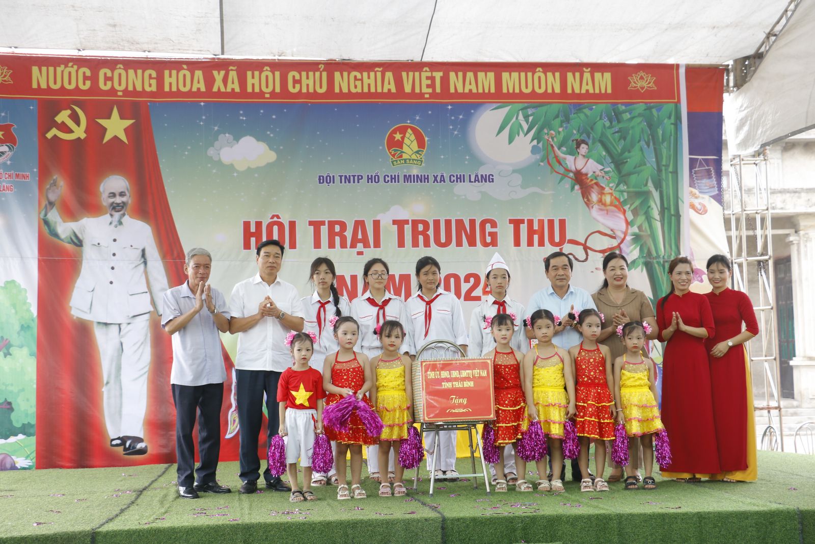   Đồng chí Phó Bí thư thường trực VV88 casino, Chủ tịch HĐND tỉnh tặng quà Trung thu cho thiếu nhi huyện Hưng Hà