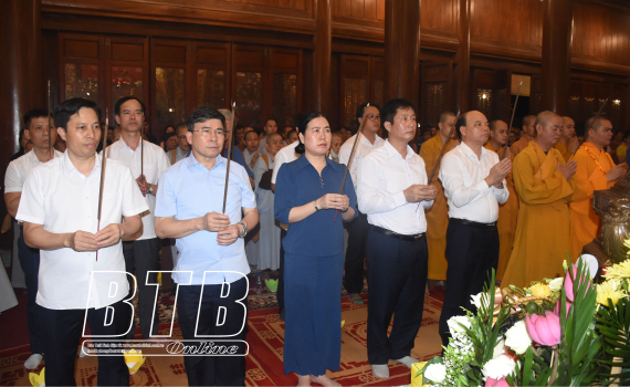   Thắp nến tri ân các anh hùng liệt sĩ tại Đền thờ Liệt sĩ tỉnh