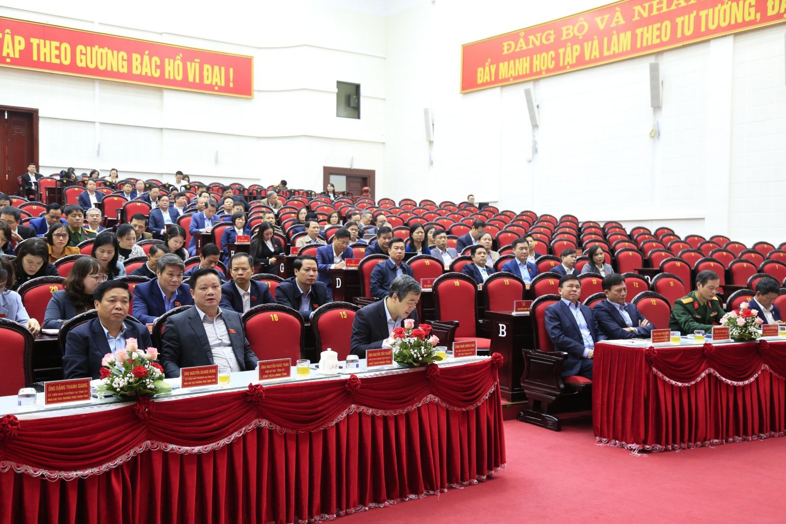   Thảo luận, chất vấn nhiều vấn đề liên quan đến phát triển kinh tế - xã hội