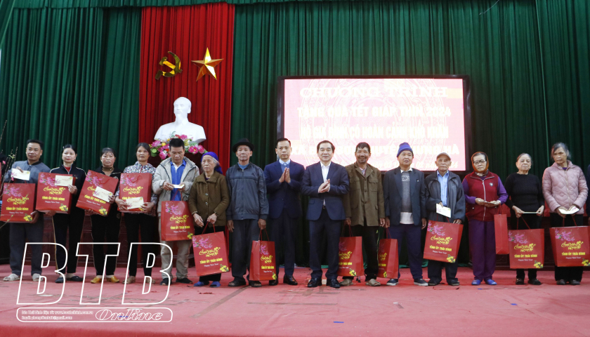   Đồng chí Phó Bí thư thường trực VV88 casino, Chủ tịch HĐND tỉnh trao quà tết cho hộ nghèo, hộ có hoàn cảnh khó khăn