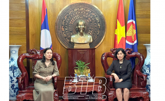   Đoàn công tác của tỉnh: Thăm và làm việc với Tổng Lãnh sự quán Việt Nam tại Luông-pha-bang