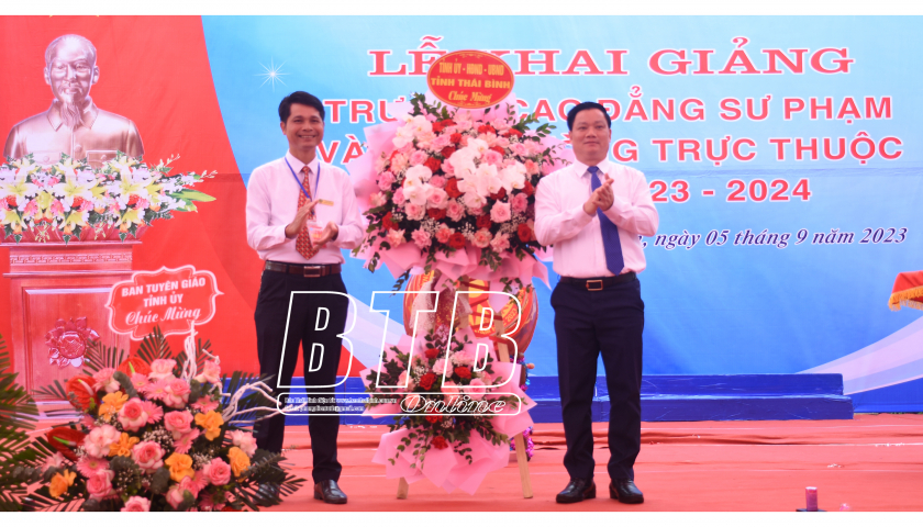   Đồng chí Nguyễn Khắc Thận, Phó Bí thư VV88 casino, Chủ tịch UBND tỉnh dự lễ khai giảng năm học mới tại Trường Cao đẳng Sư phạm Thái Bình