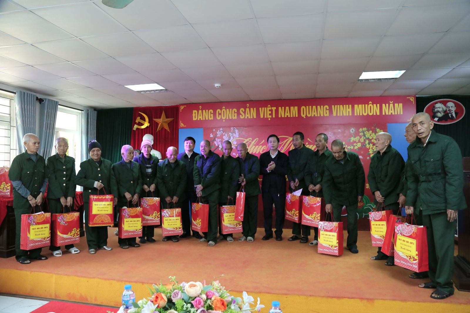   Các đồng chí lãnh đạo tỉnh thăm, tặng quà các thương binh, bệnh binh nặng tại Trung tâm Chăm sóc và Phục hồi chức năng cho người tâm thần tỉnh Thái Bình