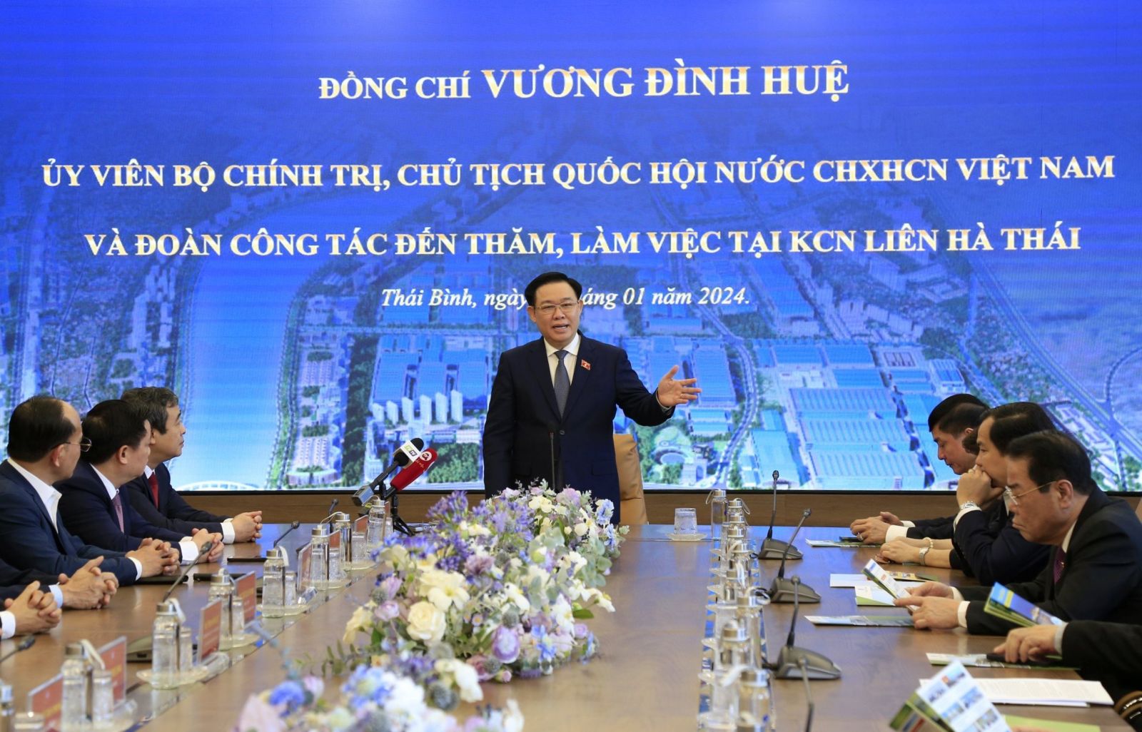   Chủ tịch VV88 casino đăng ký Vương Đình Huệ thăm, làm việc tại Khu VV888 bet đăng nhập Liên Hà Thái, tặng quà cho gia đình chính sách, hộ nghèo và công nhân có hoàn cảnh khó khăn