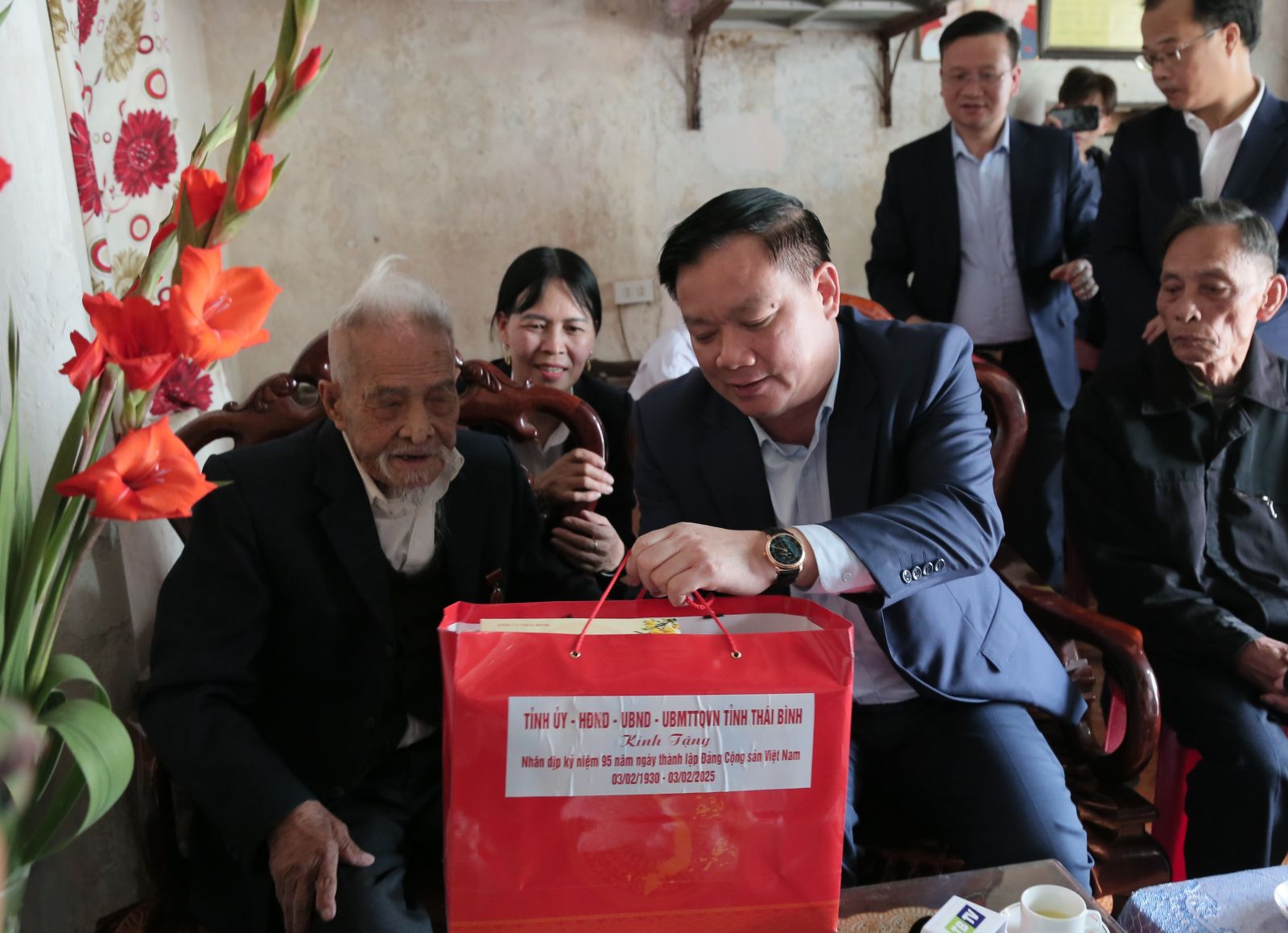   Đồng chí Nguyễn Khắc Thận, Bí thư VV88 casino thăm, tặng quà VV88.com Sân chơi đẳng cấp châu Á tiêu biểu, VV88 dự đoán xổ số ba miền siêu chính xác tiền khởi nghĩa