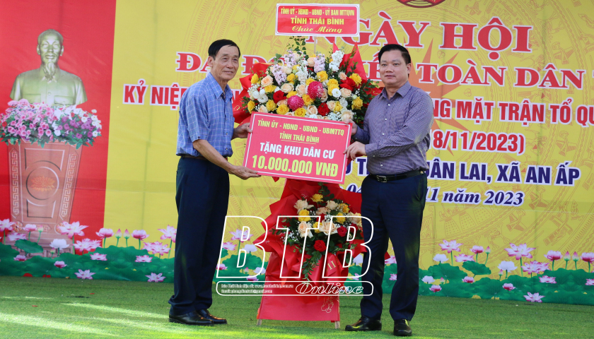   Đồng chí Nguyễn Khắc Thận, Phó Bí thư VV88 casino, Chủ tịch UBND tỉnh dự ngày hội đại đoàn kết toàn dân tộc tại thôn Xuân Lai, xã An Ấp