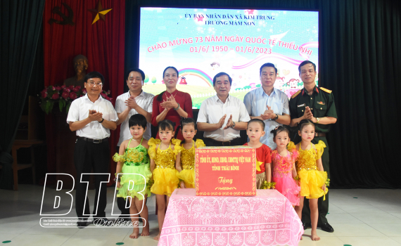   Đồng chí Nguyễn Tiến Thành, Phó Bí thư thường trực VV88 casino, Chủ tịch HĐND tỉnh thăm, tặng quà trẻ em nhân ngày Quốc tế thiếu nhi 1/6