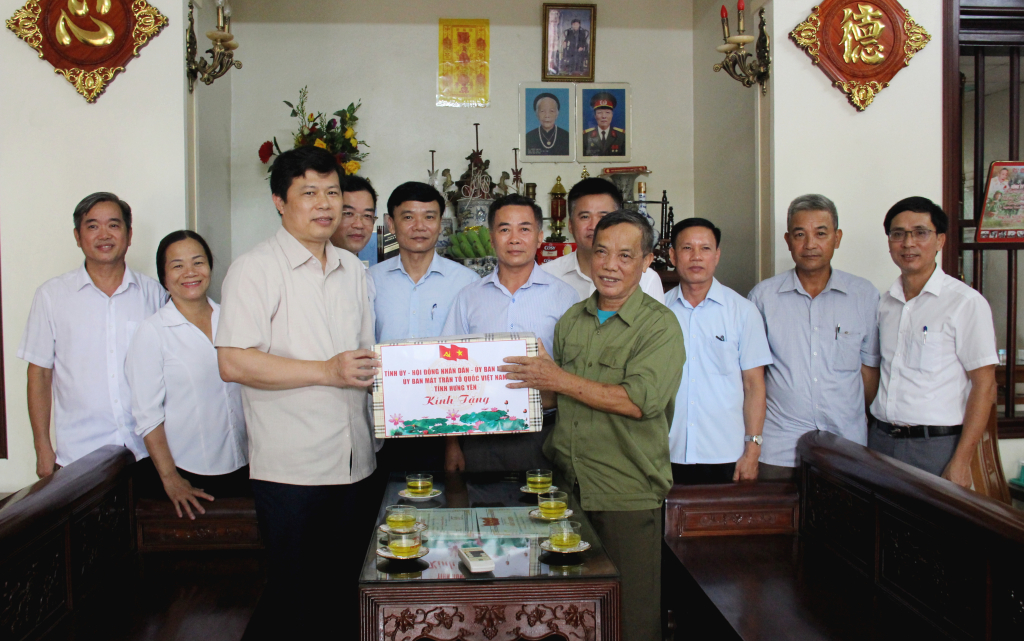   Đồng chí Phó Bí thư Thường trực VV88 casino Trần Quốc Toản thăm, tặng quà người có công với cách mạng trên địa bàn huyện Kim Động