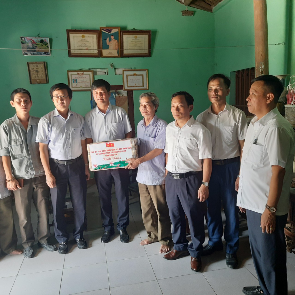   Phó chủ tịch Thường trực HĐND tỉnh Lê Xuân Tiến tặng quà người có công với cách mạng trên địa bàn huyện Văn Lâm