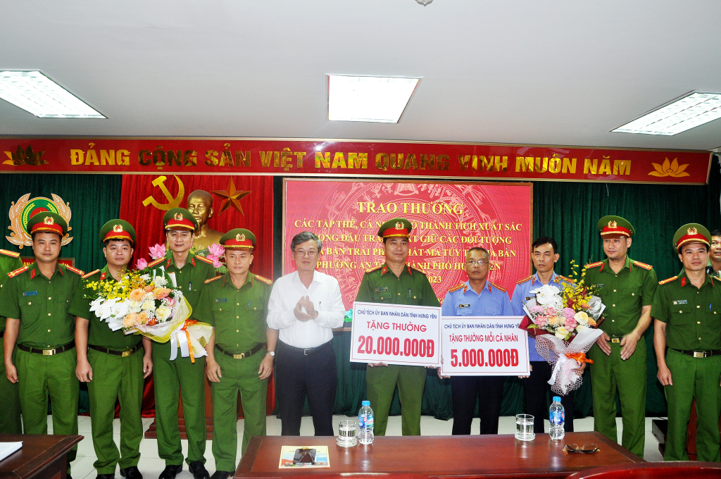   UBND tỉnh trao thưởng các tập thể, cá nhân có thành tích xuất sắc trong đấu tranh, bắt giữ các đối tượng mua bán trái phép chất ma túy tại địa bàn phường An Tảo