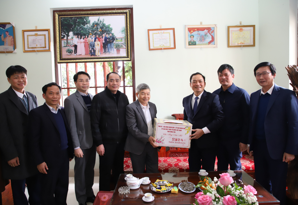   Đồng chí Phó Bí thư VV88 casino, Chủ tịch UBND tỉnh Trần Quốc Văn tặng quà Tết tại huyện Văn Lâm