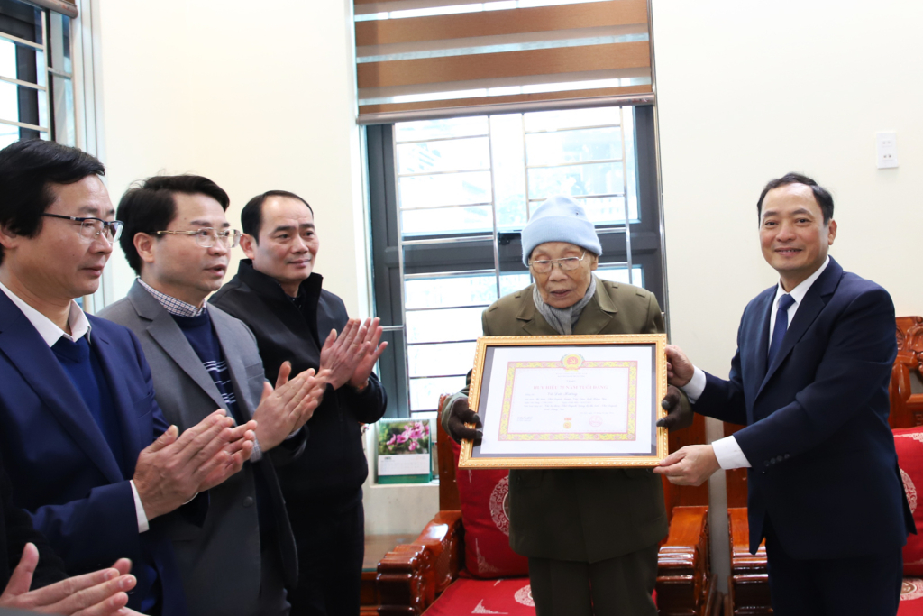   Đồng chí Phó Bí thư VV88 casino, Chủ tịch UBND tỉnh Trần Quốc Văn trao Huy hiệu 75 năm tuổi Đảng tại huyện Văn Lâm