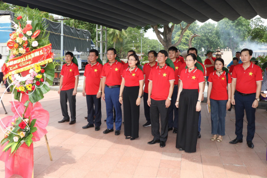   Đoàn đại biểu lãnh đạo thị xã Mỹ Hào dâng hương, dâng hoa các nghĩa trang, di tích tại tỉnh Quảng Trị và tỉnh Hà Tĩnh