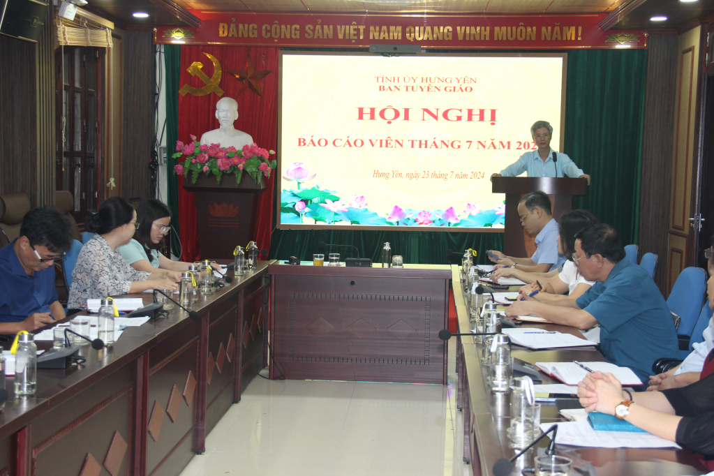   Hội nghị báo cáo viên tháng 7