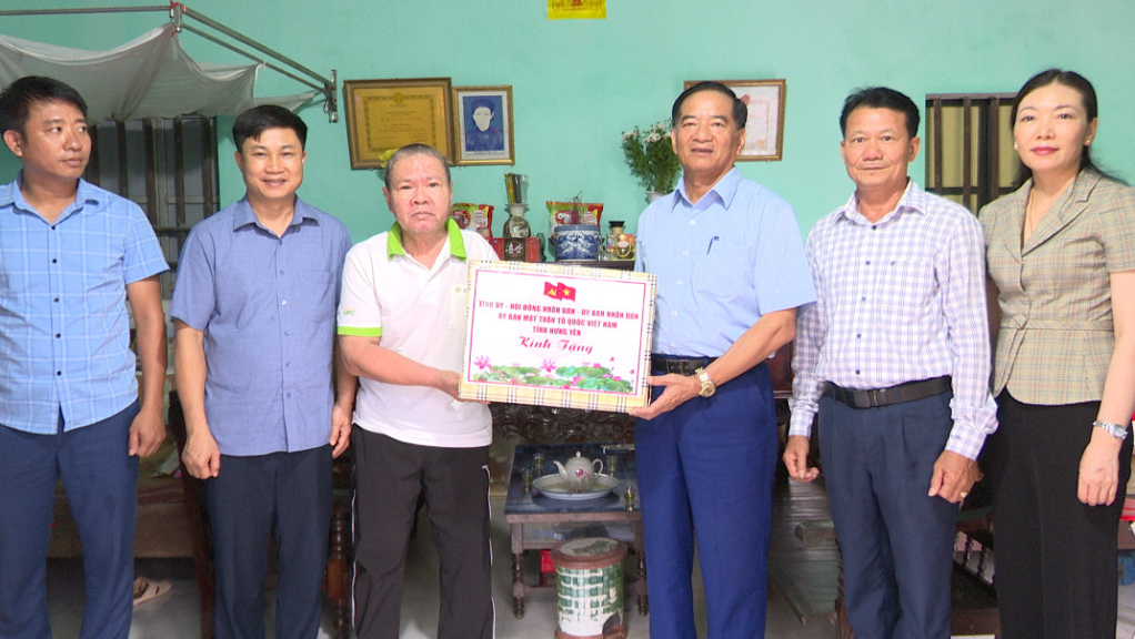   Trưởng ban Nội chính VV88 casino Đặng Ngọc Quỳnh thăm, tặng quà thương binh, gia đình chính sách tại huyện Phù Cừ