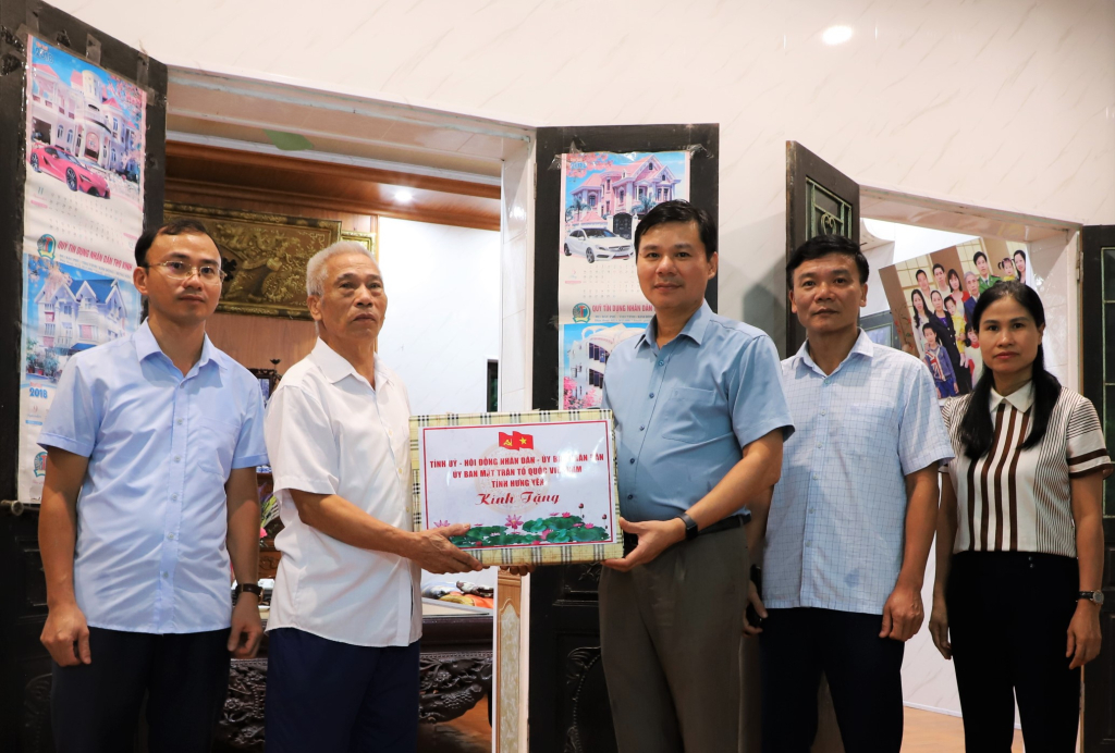   Phó Chủ tịch Thường trực UBND tỉnh Nguyễn Lê Huy thăm, tặng quà thương binh tại huyện Kim Động