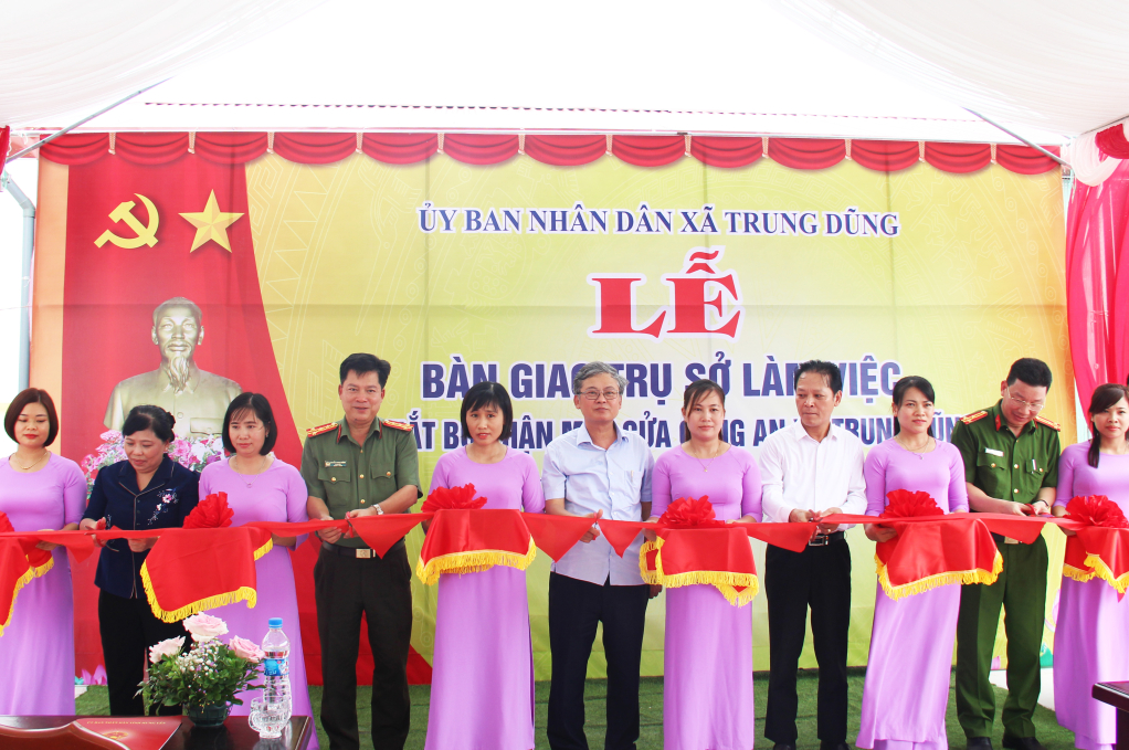   Bàn giao trụ sở làm việc Công an xã Trung Dũng