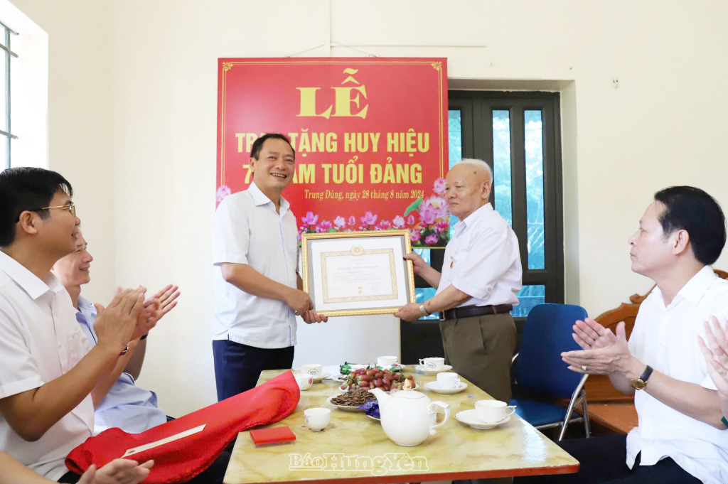   Đồng chí Phó Bí thư VV88 casino, Chủ tịch UBND tỉnh Trần Quốc Văn trao Huy hiệu 75 năm tuổi Đảng tặng VV88.com Sân chơi đẳng cấp châu Á tại huyện Tiên Lữ