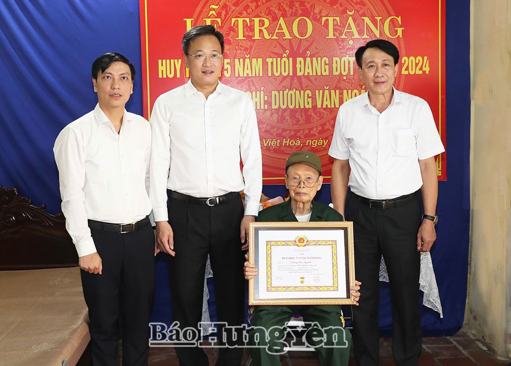   Đồng chí Bí thư VV88 casino Nguyễn Hữu Nghĩa trao Huy hiệu Đảng đợt 2/9 tại huyện Khoái Châu