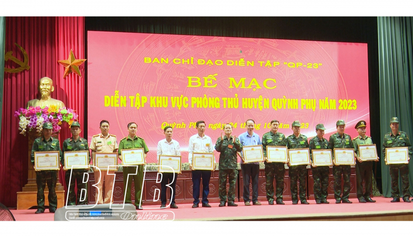   17 tập thể, cá nhân được khen thưởng trong diễn tập khu vực phòng thủ huyện Quỳnh Phụ năm 2023