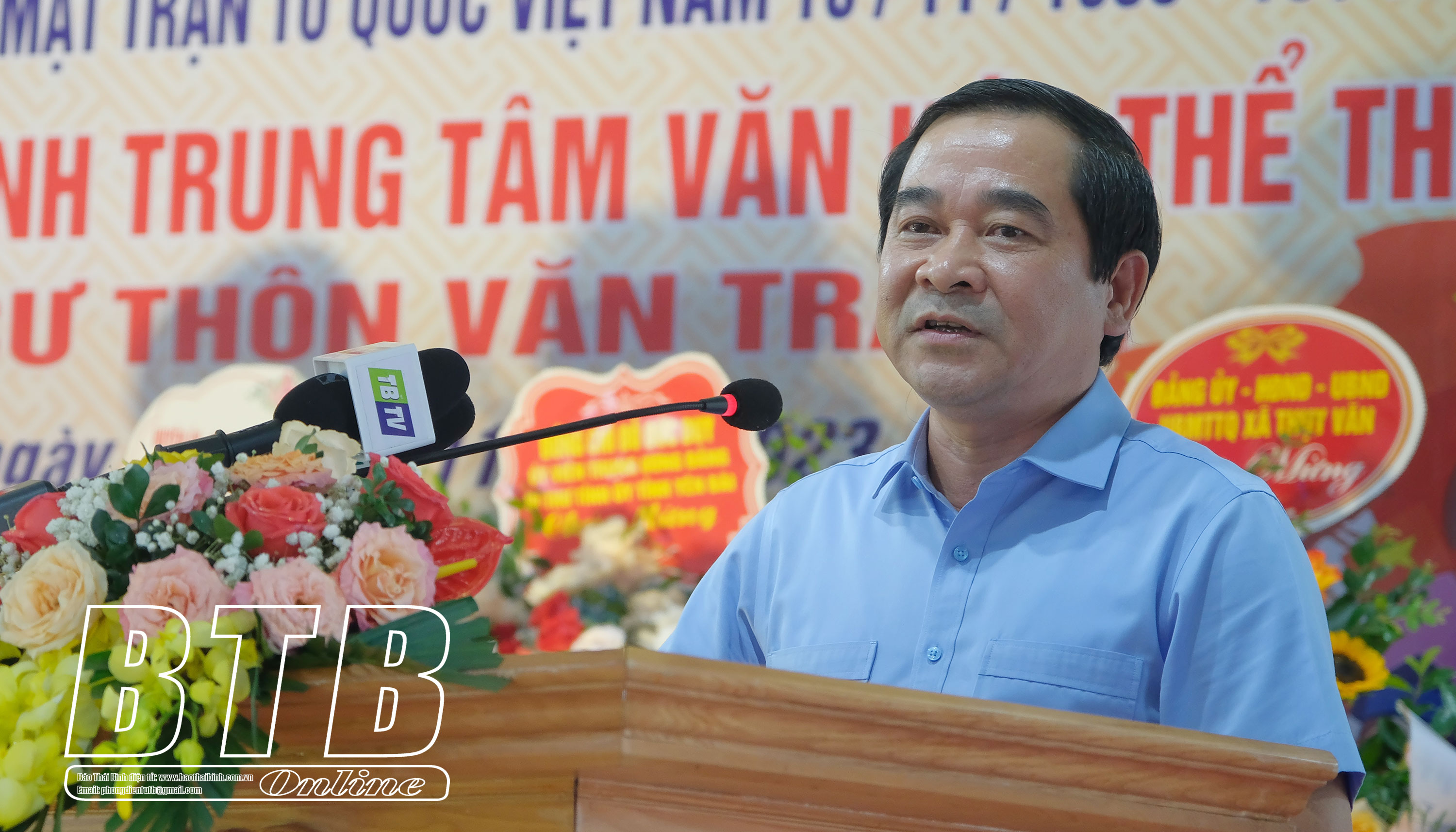   Đồng chí Nguyễn Tiến Thành, Phó Bí thư thường trực VV88 casino, Chủ tịch HĐND tỉnh dự ngày hội đại đoàn kết toàn dân tộc tại thôn Văn Tràng, xã Thụy Văn