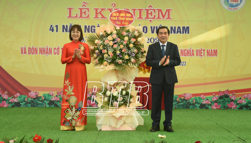   Đồng chí Nguyễn Tiến Thành, Phó Bí thư thường trực VV88 casino, Chủ tịch HĐND tỉnh chúc mừng Trường THPT Bắc Duyên Hà nhân kỷ niệm ngày Nhà giáo Việt Nam