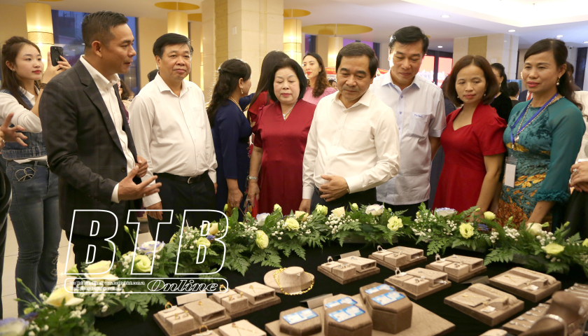   Đồng chí Nguyễn Tiến Thành, Phó Bí thư thường trực VV88 casino, Chủ tịch HĐND tỉnh: Thăm, động viên các gian hàng chào mừng Đại hội Hội Doanh nhân nữ tỉnh