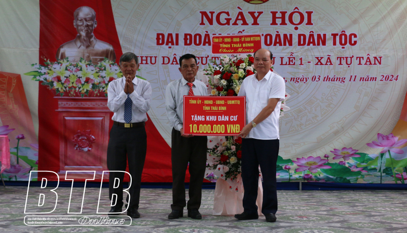   Đồng chí Phó Chủ tịch thường trực HĐND tỉnh dự ngày hội đại đoàn kết toàn dân tộc tại thôn Phú Lễ 1