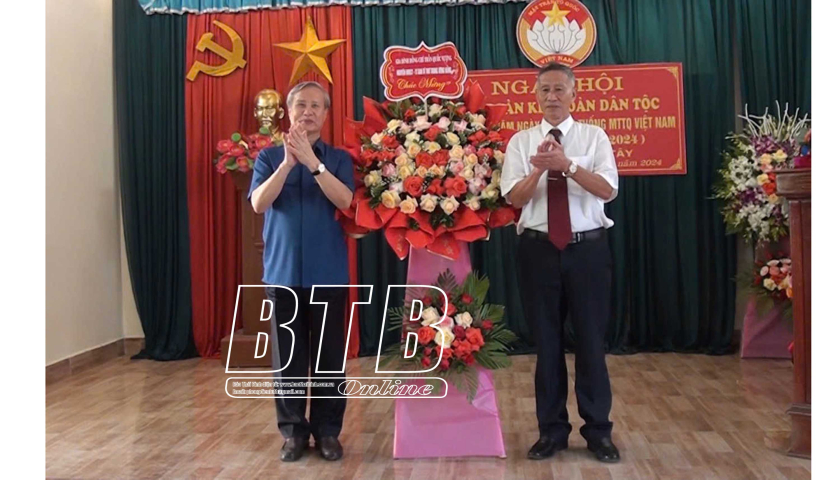   Đồng chí Trần Quốc Vượng, nguyên Thường trực Ban Bí thư dự ngày hội đại đoàn kết toàn dân tộc thôn Trình Trung Tây, xã An Ninh