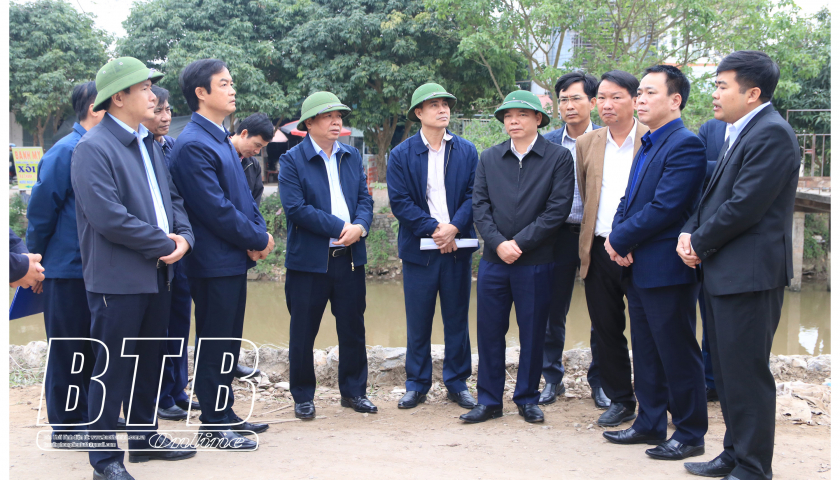   Các đồng chí lãnh đạo tỉnh kiểm tra tiến độ thi công tuyến đường tỉnh ĐT.452