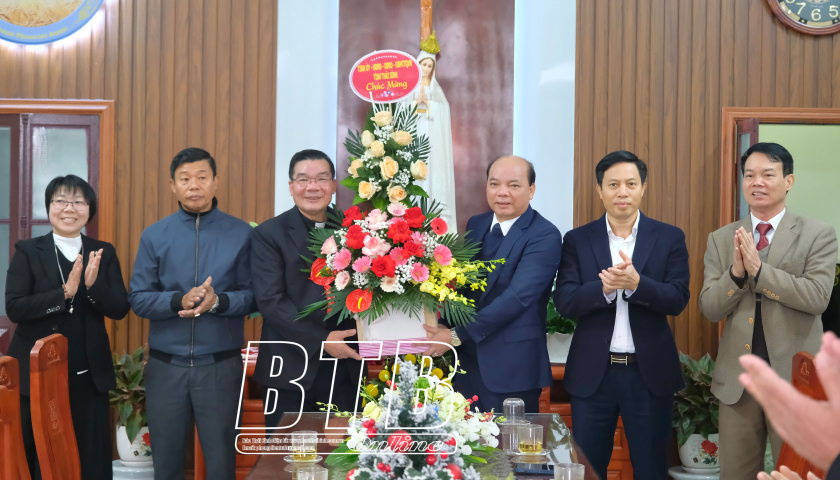   Các đồng chí lãnh đạo tỉnh thăm, chúc mừng các chức sắc và đồng bào Công giáo nhân dịp lễ Giáng sinh