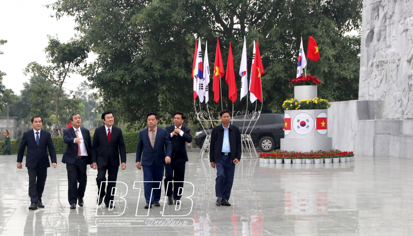   Đồng chí Trương Tấn Sang, nguyên Chủ tịch nước dâng hương tưởng niệm Chủ tịch Hồ Chí Minh và viếng các anh hùng liệt sĩ