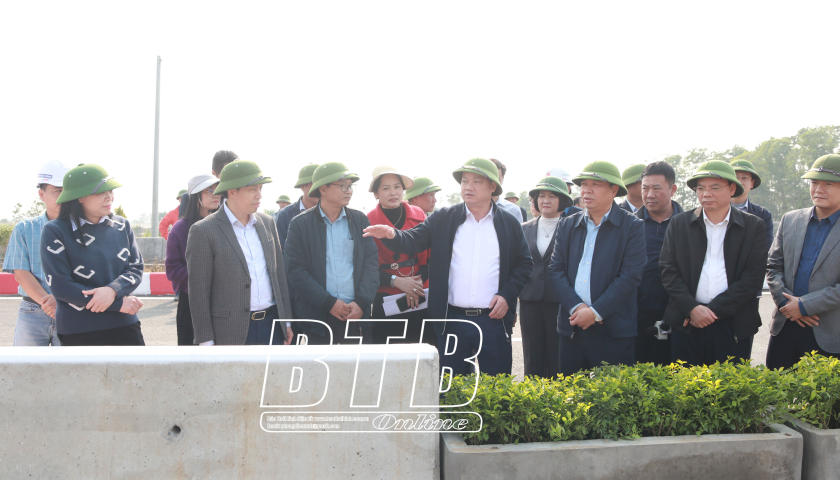   Các đồng chí lãnh đạo tỉnh kiểm tra tiến độ thi công đường vành đai phía Nam thành phố Thái Bình