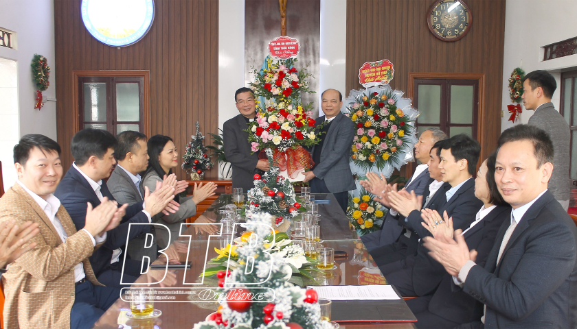   Các đồng chí lãnh đạo tỉnh thăm, tặng quà, chúc mừng các chức sắc và đồng bào Công giáo nhân dịp lễ Giáng sinh năm 2024