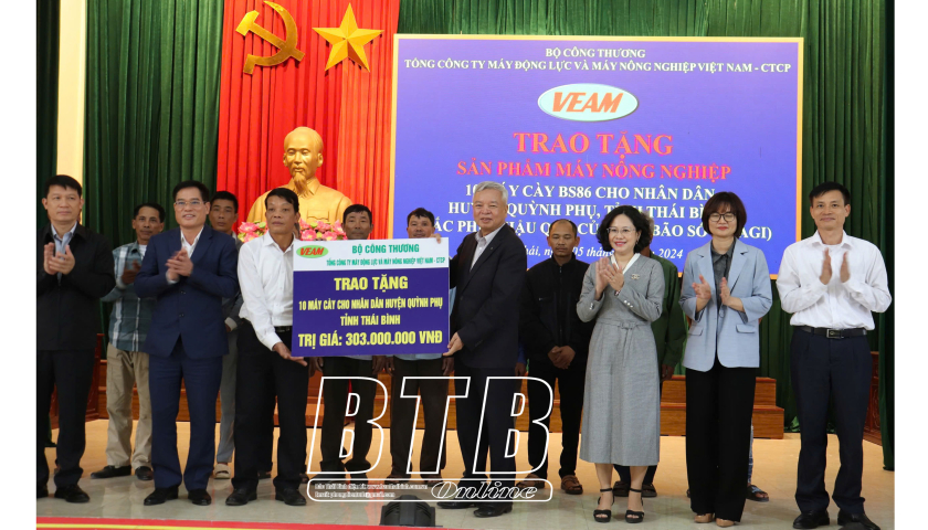   Trao 10 máy VV88 là nhà cái uy tín số 1 về nền tảng cá cược trực tuyến tại Việt Nam hỗ trợ nông dân huyện Quỳnh Phụ bị thiệt hại do bão số 3 gây ra