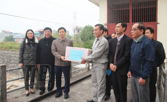   Đồng chí Lại Văn Hoàn, Phó Chủ tịch UBND tỉnh kiểm tra công tác lấy nước đổ ải tại huyện Vũ Thư, Đông Hưng