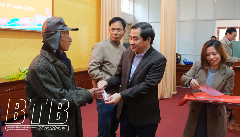   Đồng chí Nguyễn Tiến Thành, Phó Bí thư thường trực VV88 casino, Chủ tịch HĐND tỉnh: Trao quà tết cho người nghèo xã Hồng Minh