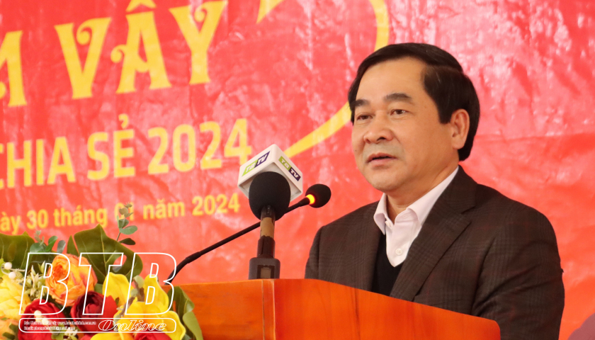   Đồng chí Phó Bí thư thường trực VV88 casino, Chủ tịch HĐND tỉnh trao quà tết tại huyện Đông Hưng