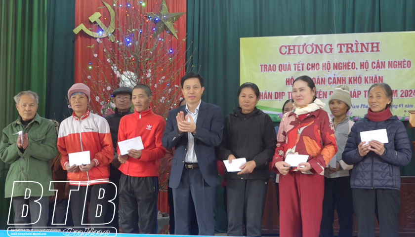   Đồng chí Phó Chủ tịch UBND tỉnh trao quà tết cho hộ nghèo, hộ cận nghèo