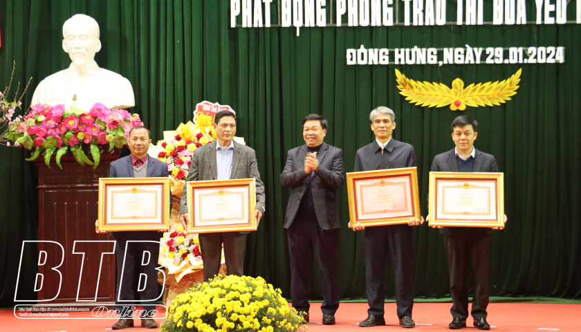   Đông Hưng: Khen thưởng các tập thể, cá nhân có thành tích xuất sắc trong phong trào thi đua năm 2023