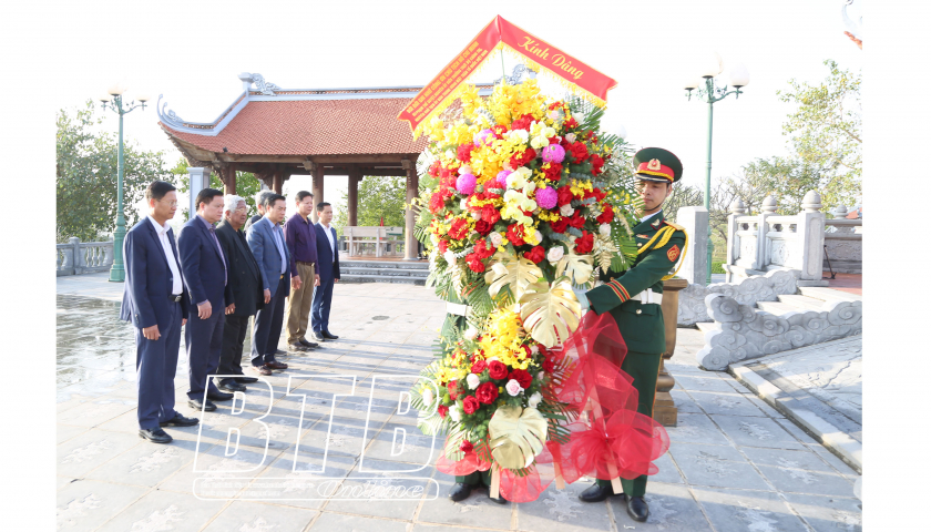   Nguyên Chủ tịch Ủy ban Trung ương MTTQ Việt Nam Phạm Thế Duyệt dâng hương tưởng niệm Chủ tịch Hồ Chí Minh