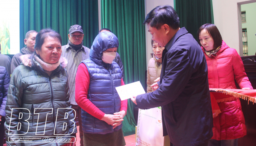   Tặng quà tết cho hộ có hoàn cảnh khó khăn, trẻ em mồ côi, khuyết tật huyện Đông Hưng, Hưng Hà